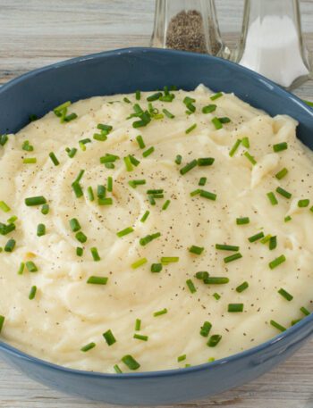 instant pot mashed potatoes in a serving bowl