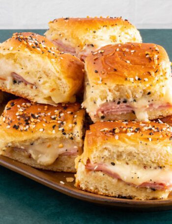 baked ham and cheese sliders with everything bagel seasoning on a serving tray