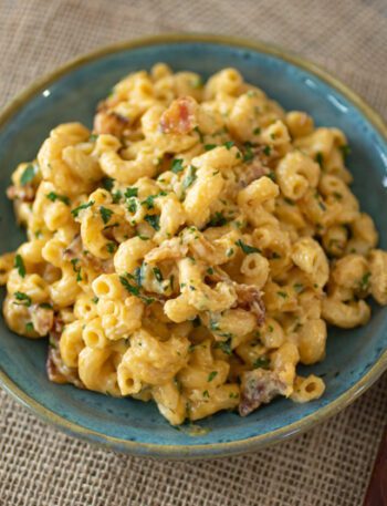 Instant Pot Bacon Macaroni and cheese in a bowl